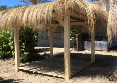 CONSTRUCCION PERGOLA DE MADERA EN LA PLAYA