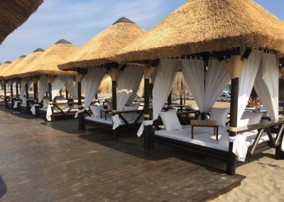 Cama Balinesa con junco africano y madera redonda y nudos decorativos