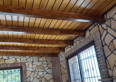 Forrado de techo con vigas laminadas y tablero ranulado en color roble y nogal oscuro