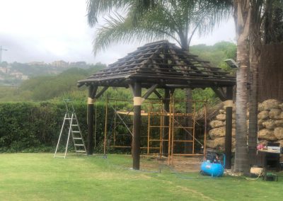 Pergola de junco africano en color nogal en Sotogrande