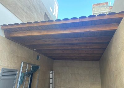 Pergola a un agua con madera laminada tablero ranulado y tegola americana