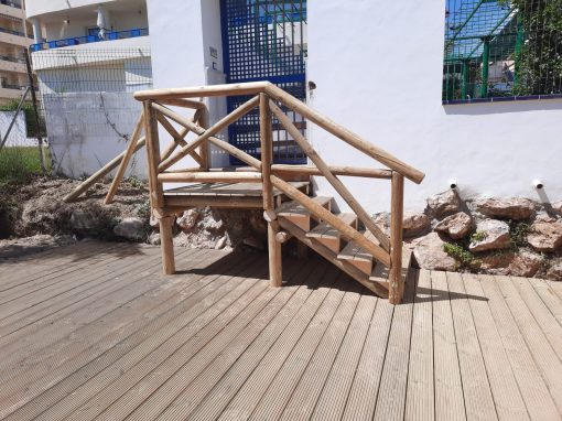Escalera de madera en paseo marítimo de marbella