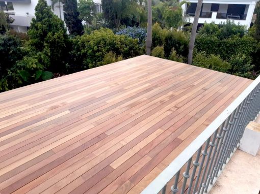 Ampliación de suelo de ipe con pérgola de madera laminada en Marbella Clud